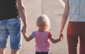 Jak asertywność rodziców wspiera rozwój dziecka? Wyjaśniamy